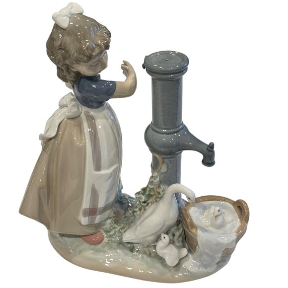 Lladro Figurine Summer on the Farm 5285 Girl at Water Pump with Ducks & Basket - Picture 2 of 16